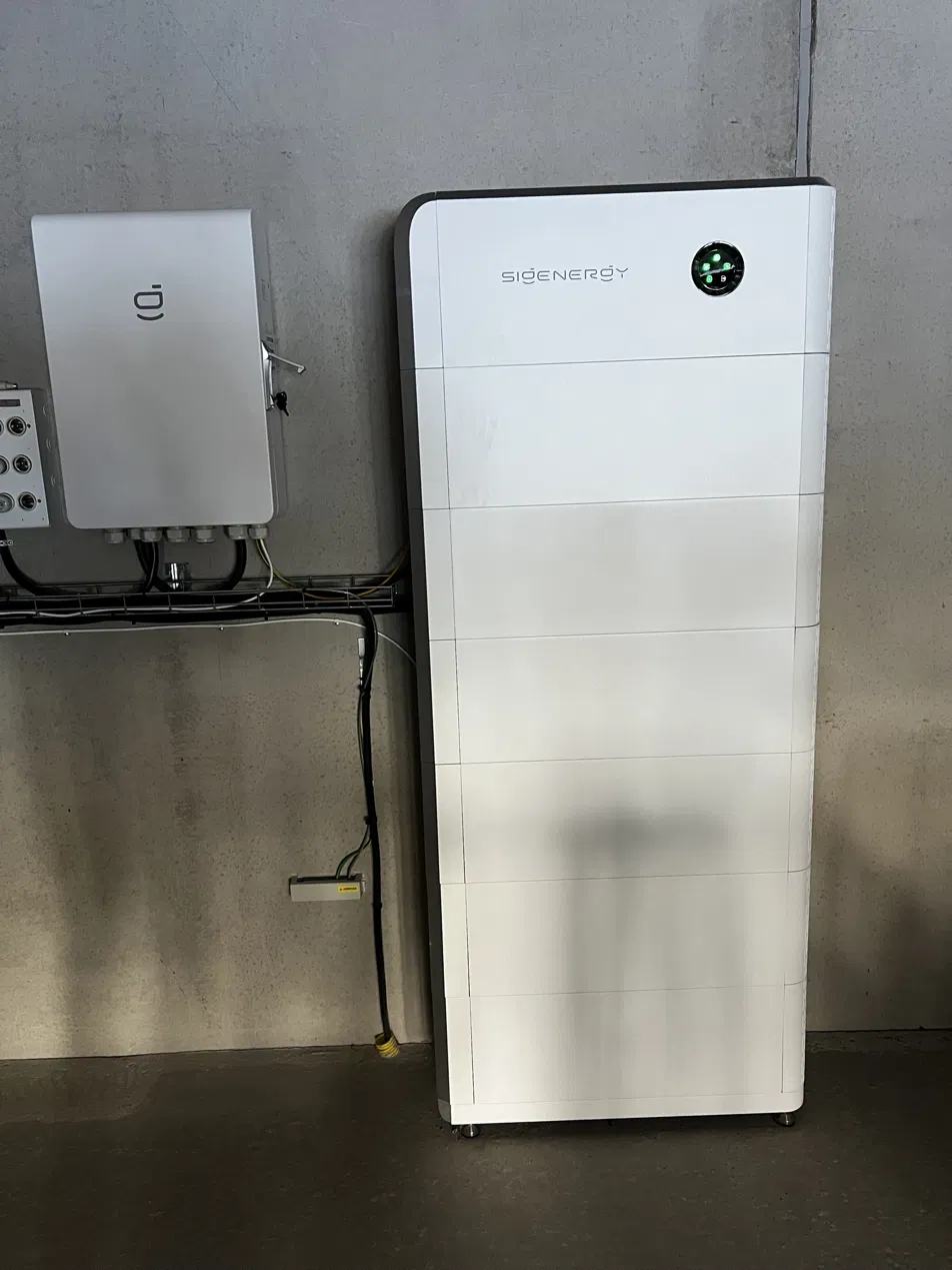 SigEnergy batterilager monterat inomhus bredvid växelriktare.
