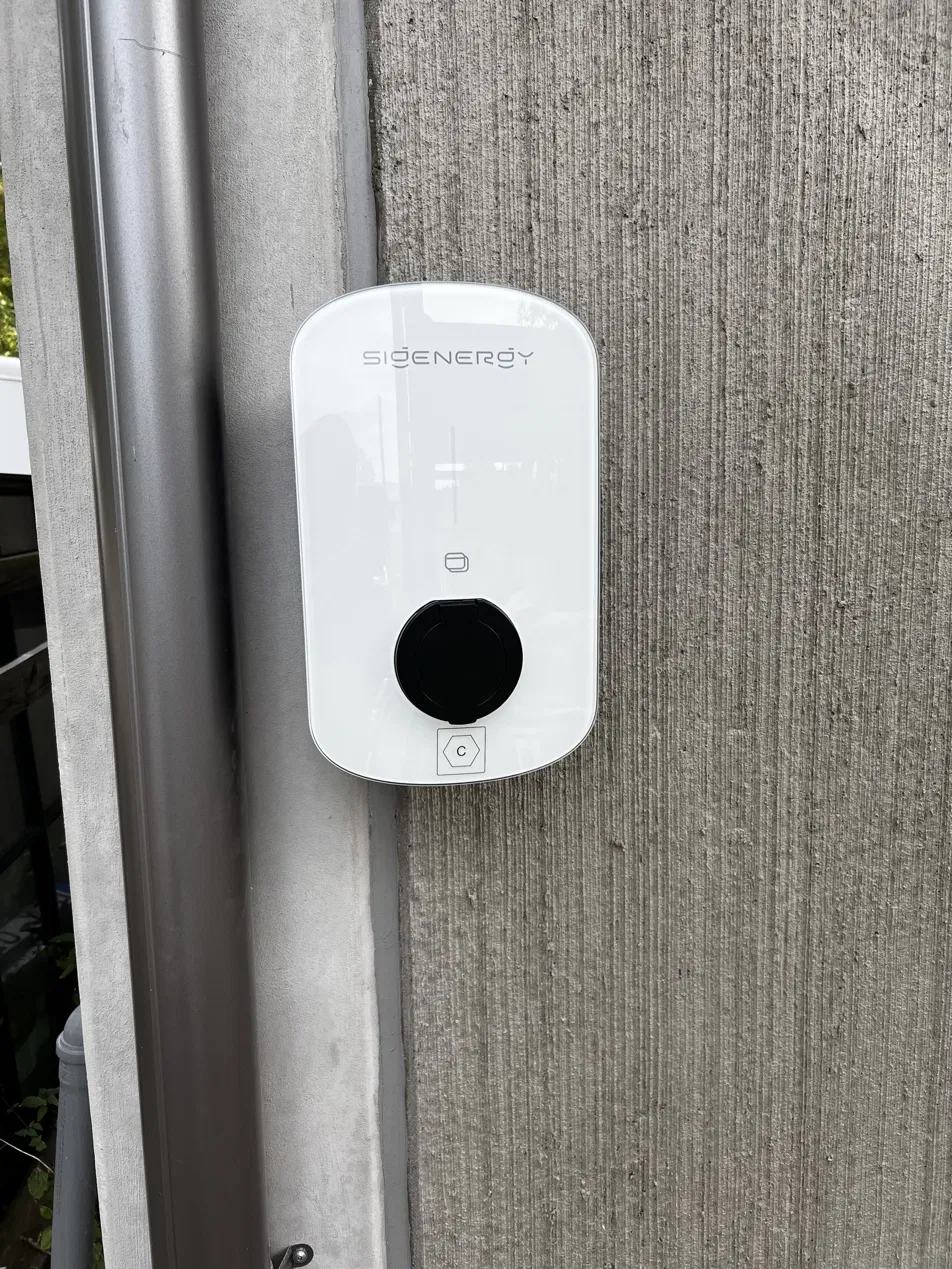 SigEnergy laddbox monterad på en betongfasad.