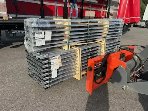 Pallar med monteringsmaterial och verktyg uppställda inför ett takmontage.